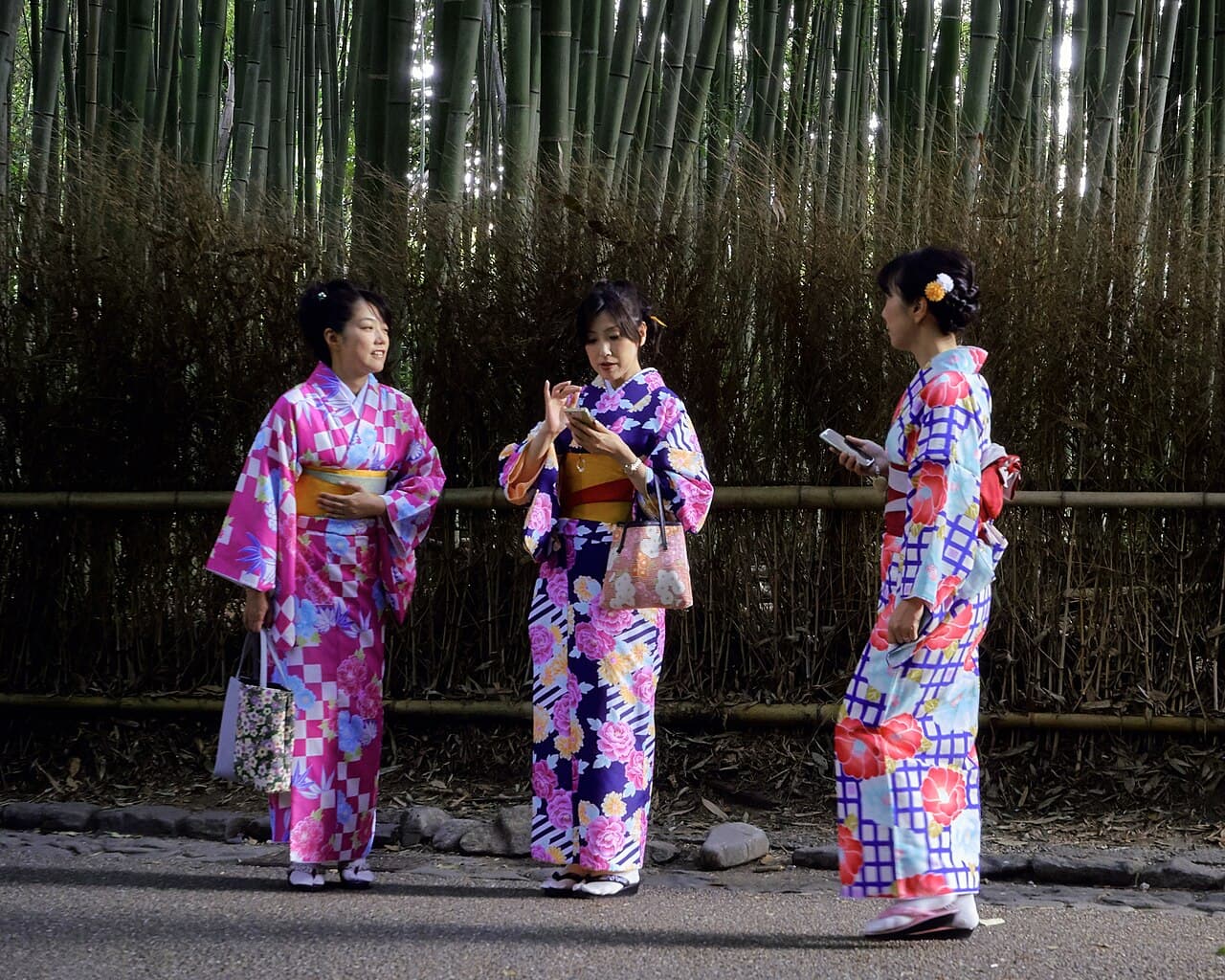 京都の石畳の通りを歩くレンタル着物姿の女性3人