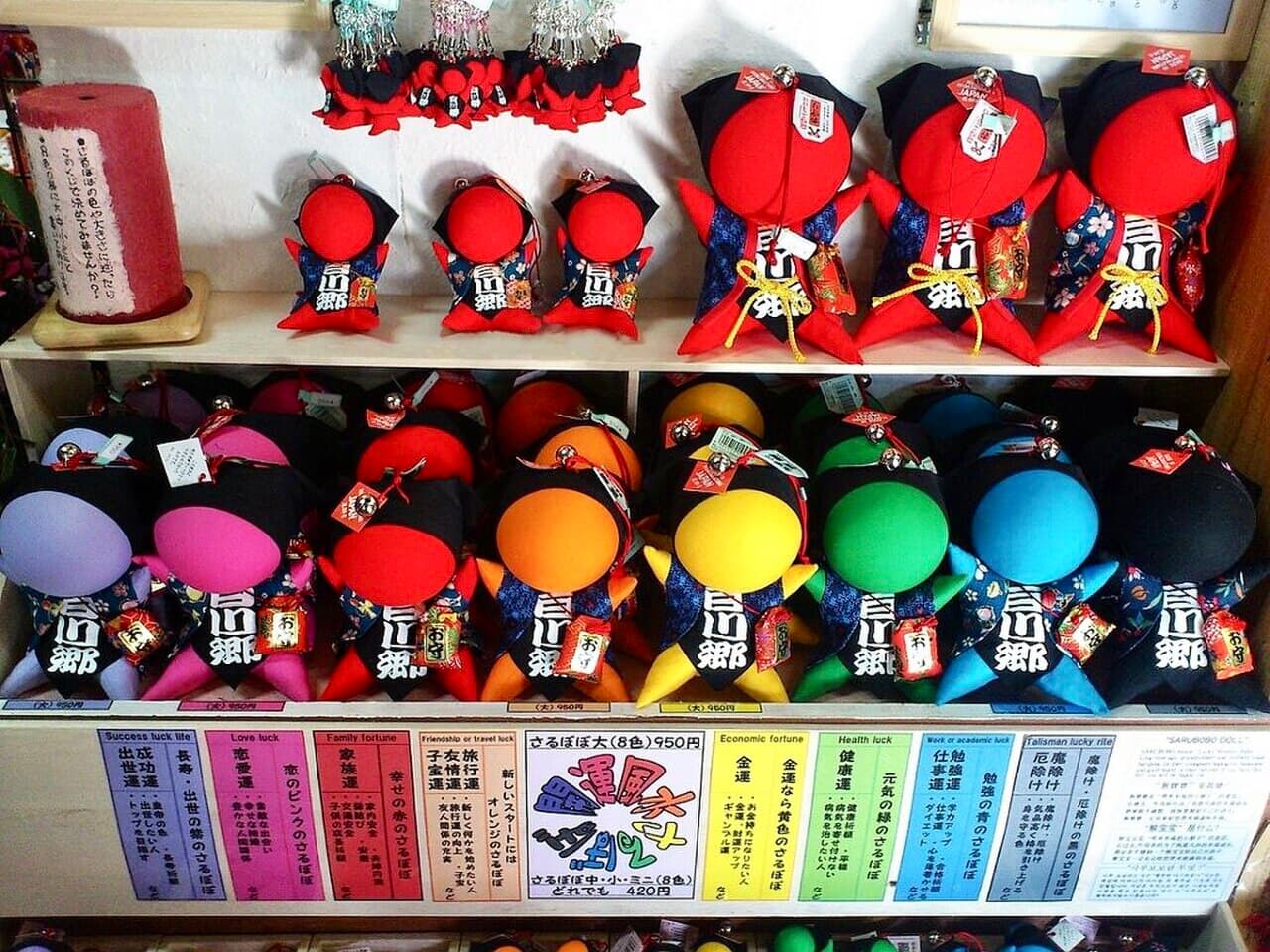 日本の高山・飛騨地方に伝わる伝統的な顔のない赤いお守り人形「さるぼぼ」のカラフルな展示