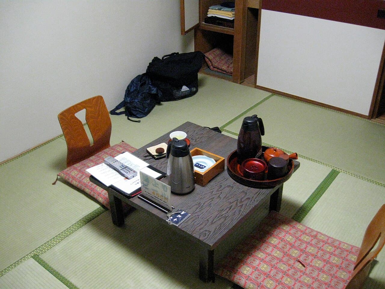 伝統的な日本旅館の畳の客室