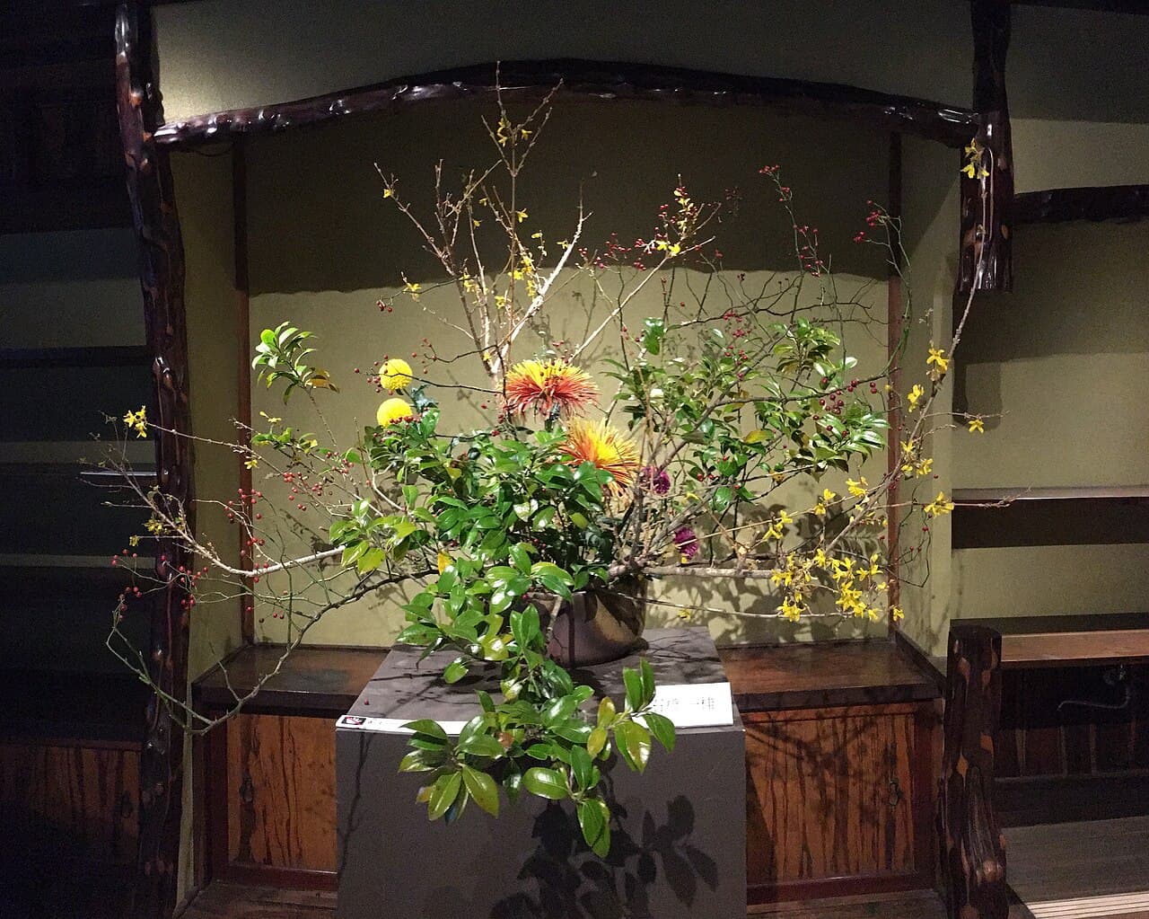 東京・目黒雅叙園のいけばな展に飾られた大作のいけばな