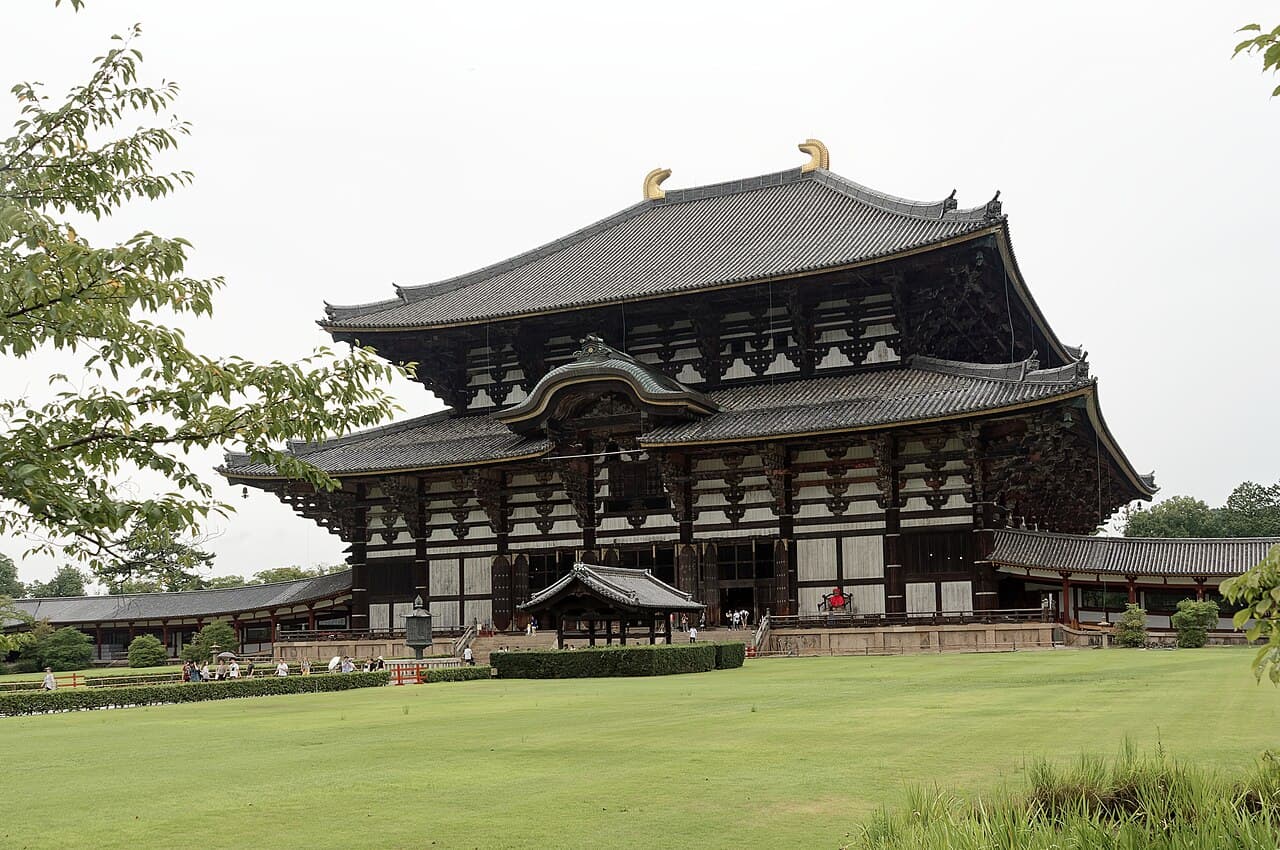 着物姿で訪れる定番スポット、東大寺大仏殿