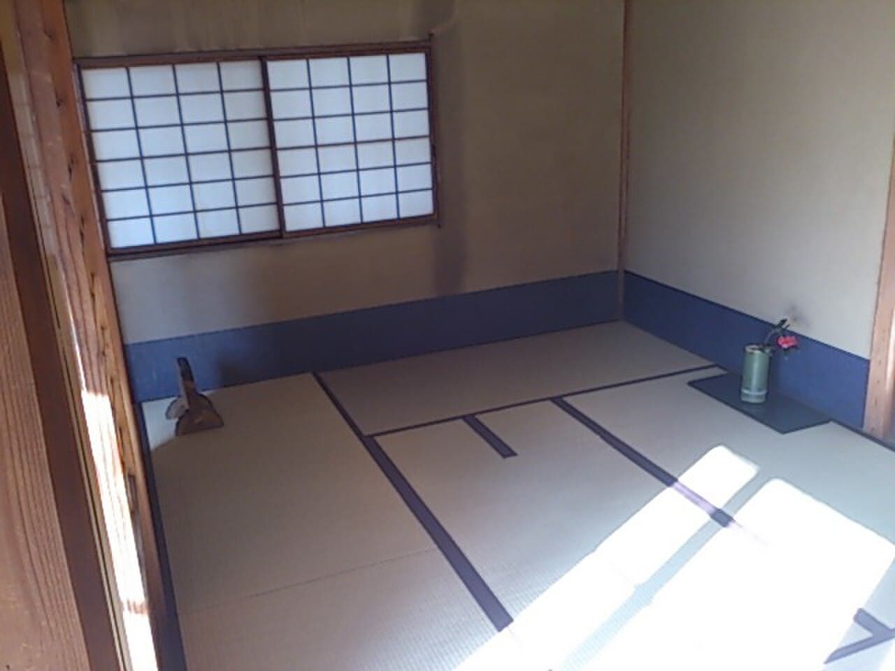 A traditional Japanese tatami tea room (chashitsu) with a tokonoma alcove