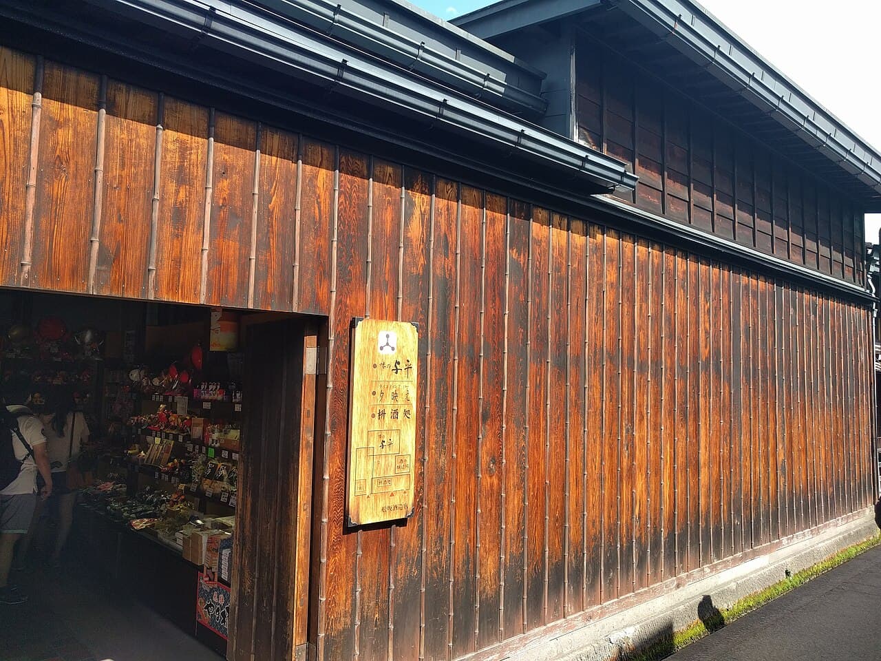 高山の酒蔵が並ぶ歴史的な三町筋の町並み