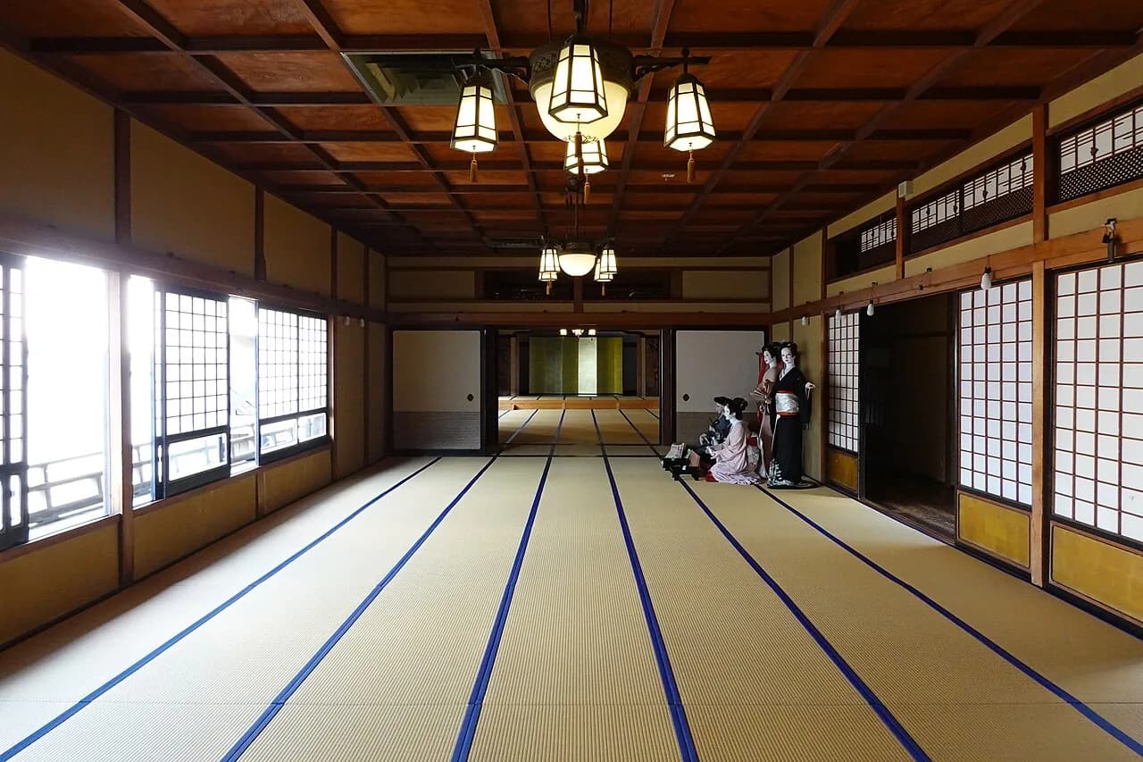 The large tatami hall inside Tokaikan, a 1928 wooden hot-spring inn in Ito, Shizuoka, open to visitors under a roof on a rainy day