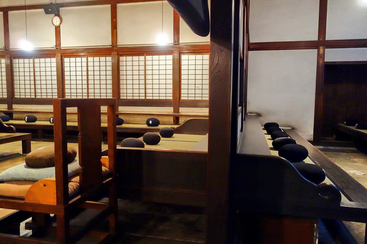 曹洞宗大本山・總持寺(横浜市鶴見)の衆寮(座禅堂)内部