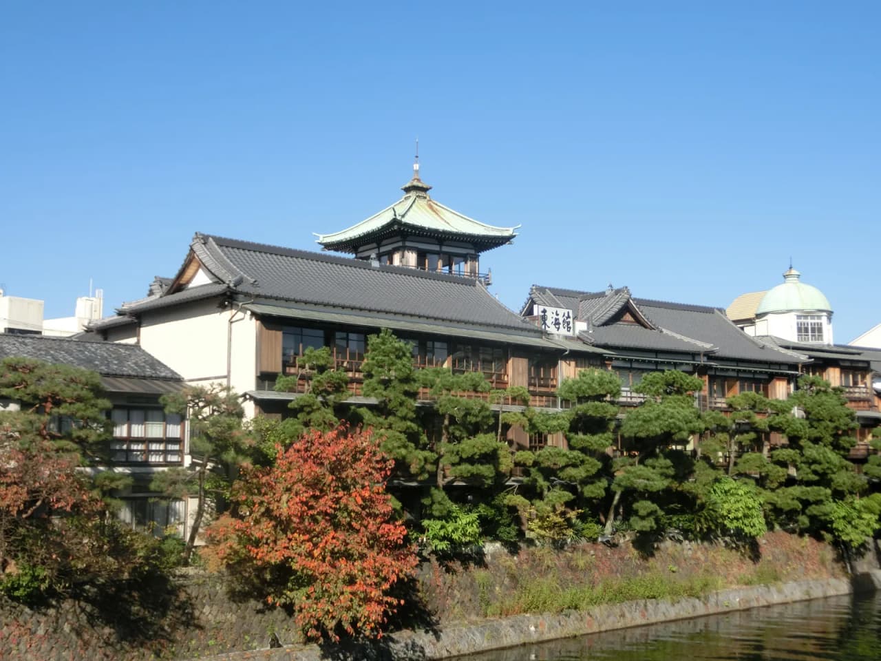 静岡県伊東市・松川沿いに建つ東海館。望楼を載せた昭和初期の木造温泉旅館