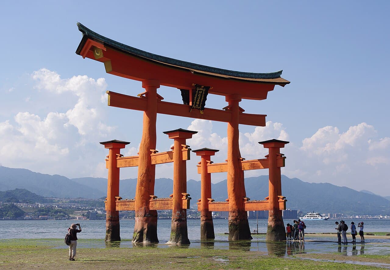 Temple vs Shrine in Japan: How to Tell Them Apart & How to Pray at Each
