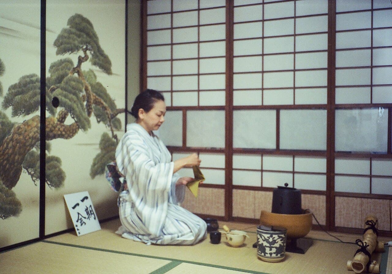 京都での茶道体験で抹茶を点てるホスト