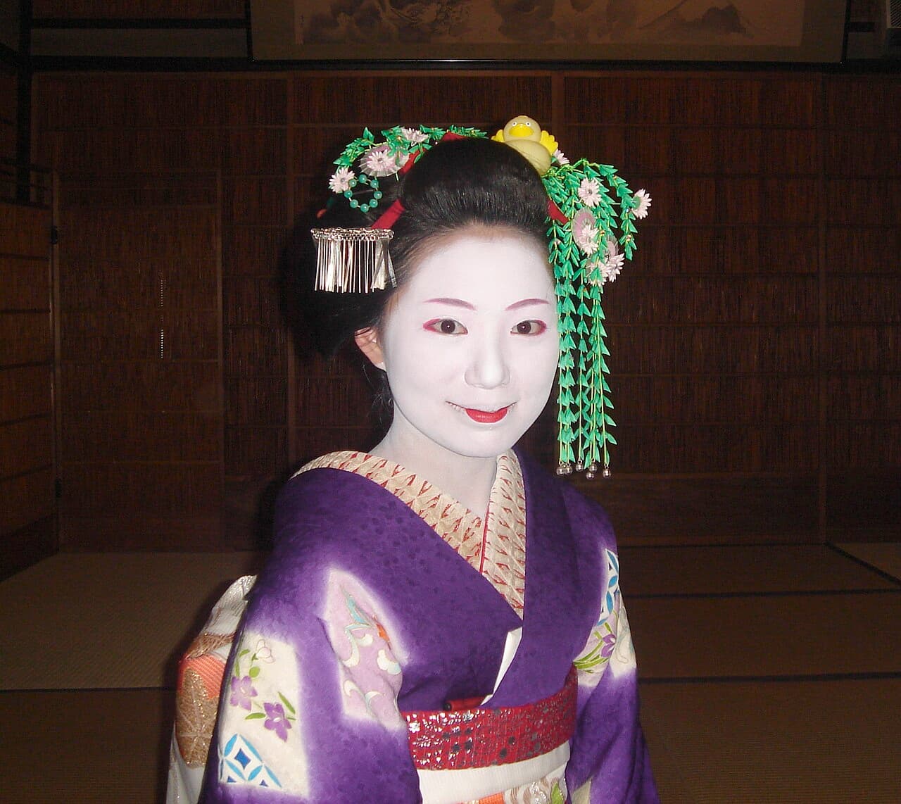 身穿艳丽和服、脚踏高木屐(okobo)的舞伎走在京都祇园