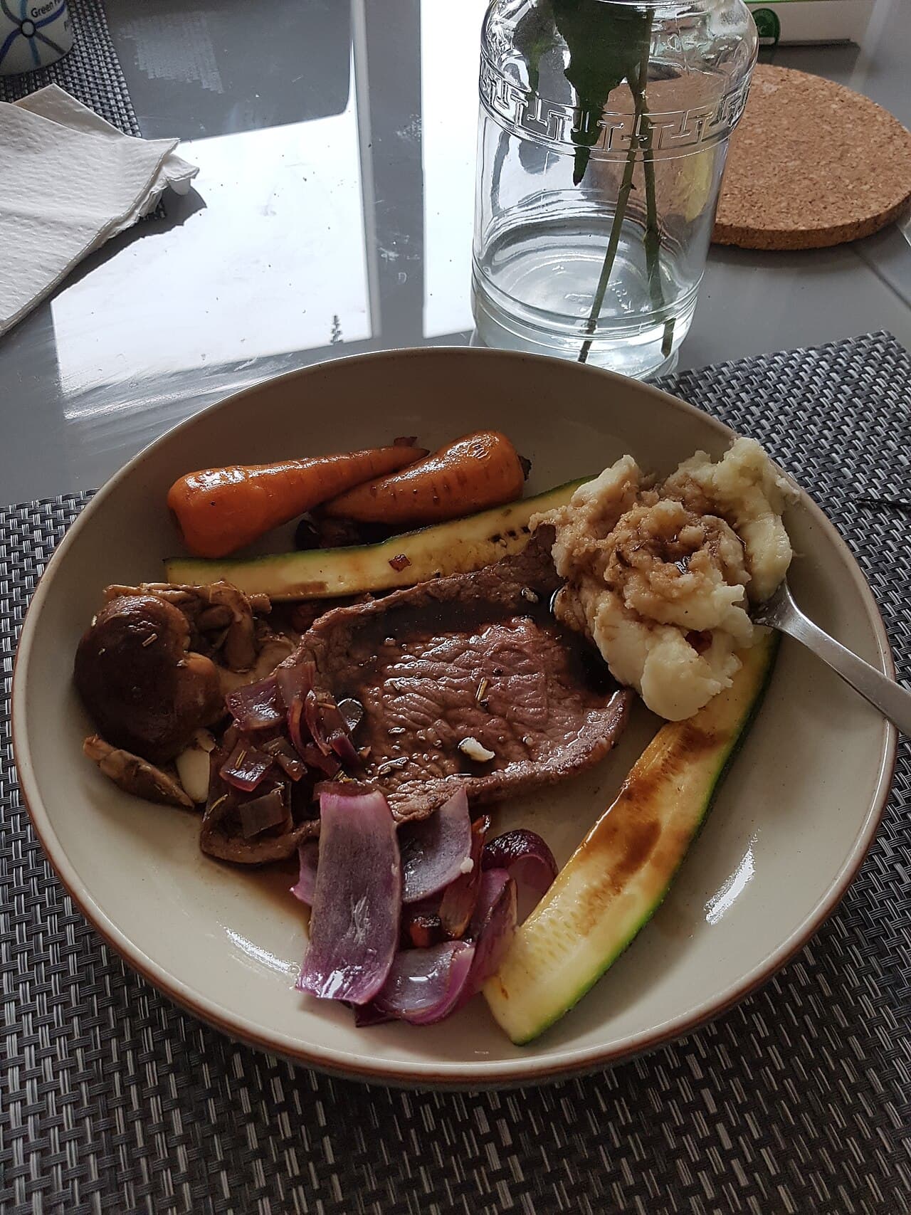 家庭料理クラスで牛フィレ肉を手作業で調理する様子。手で牛肉を切り分け、焼いている