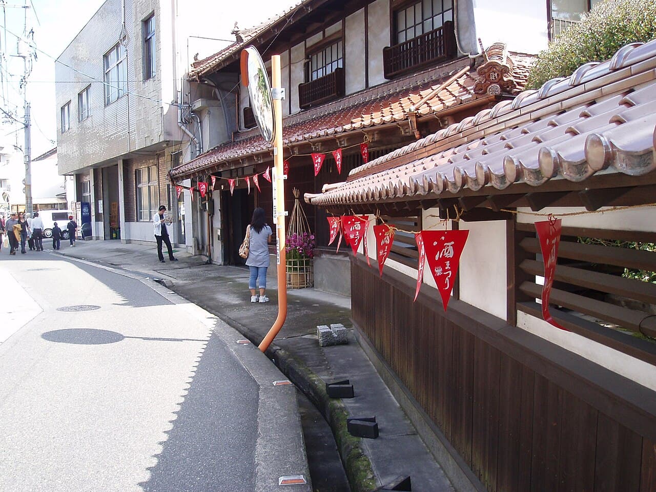 広島県西条の酒蔵通りに並ぶ歴史ある酒蔵の建物