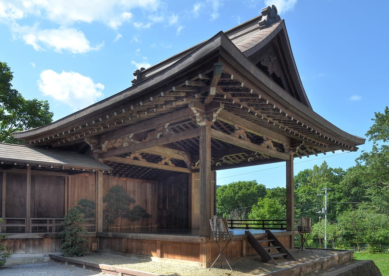 客席へ張り出した屋根付きの能舞台と橋掛かり