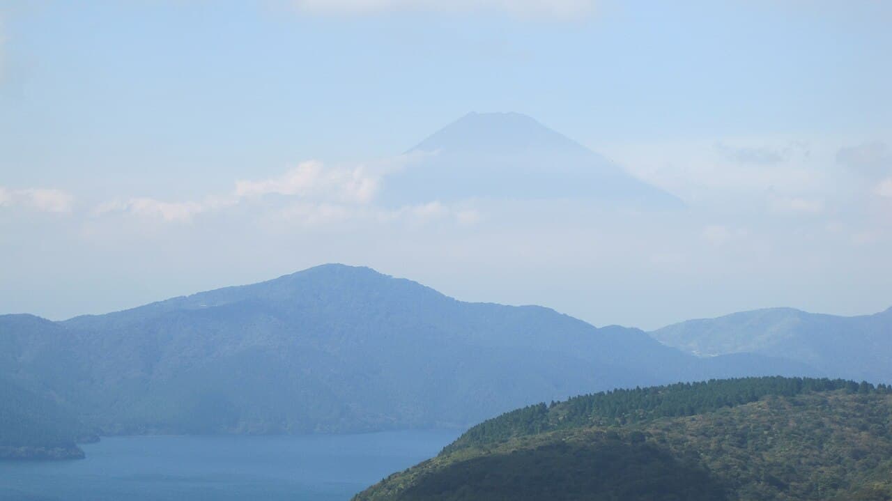 箱根・芦ノ湖と背後に望む富士山