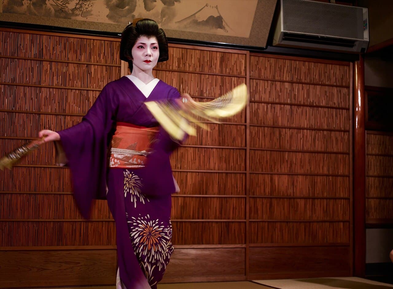 How to See Geisha in Kyoto — the Respectful Way (Geiko, Maiko & Where to Go)