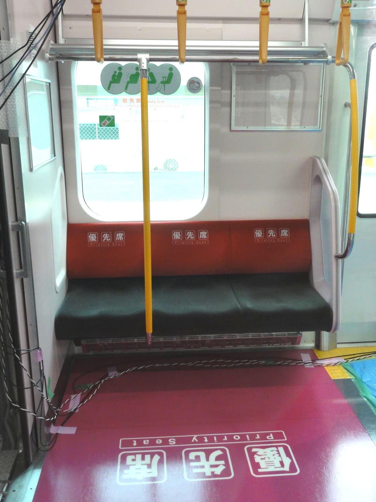 JR東日本の通勤電車内にある優先席エリア