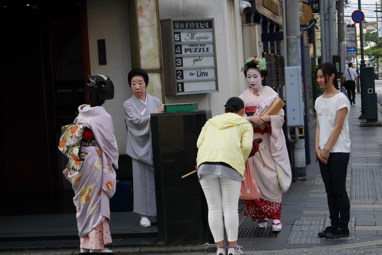 Una geiko y una maiko ataviadas en el distrito de Gion, Kioto