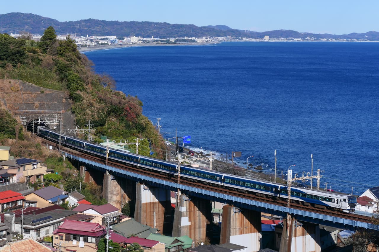 特急「踊り子」E257系が相模湾を背に東海道線 早川〜根府川間を走る