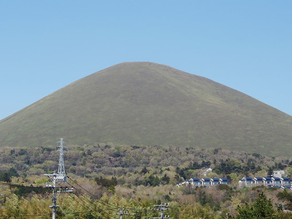 静岡県伊東市の大室山。伊東駅から東海バスで終点シャボテン公園まで行くと、目の前がリフト乗り場