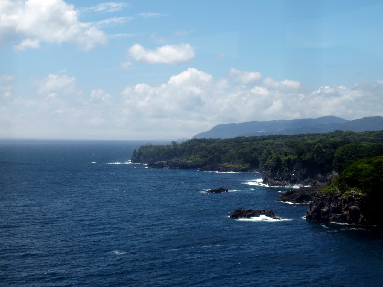 静岡県伊東市・門脇埼灯台から見下ろした城ヶ崎海岸の溶岩の断崖と海