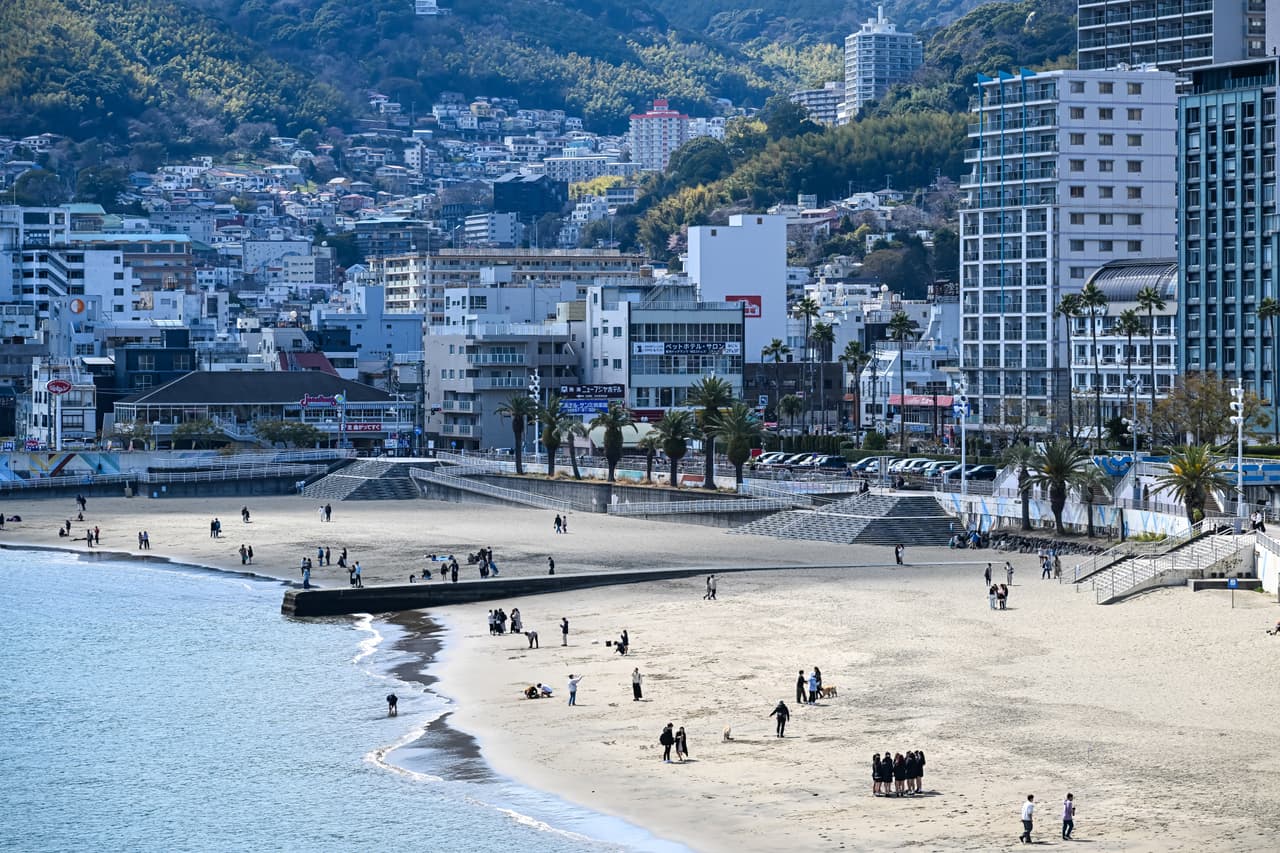 静岡県熱海市の熱海サンビーチを北東側から望む。海沿いにホテルが並ぶ