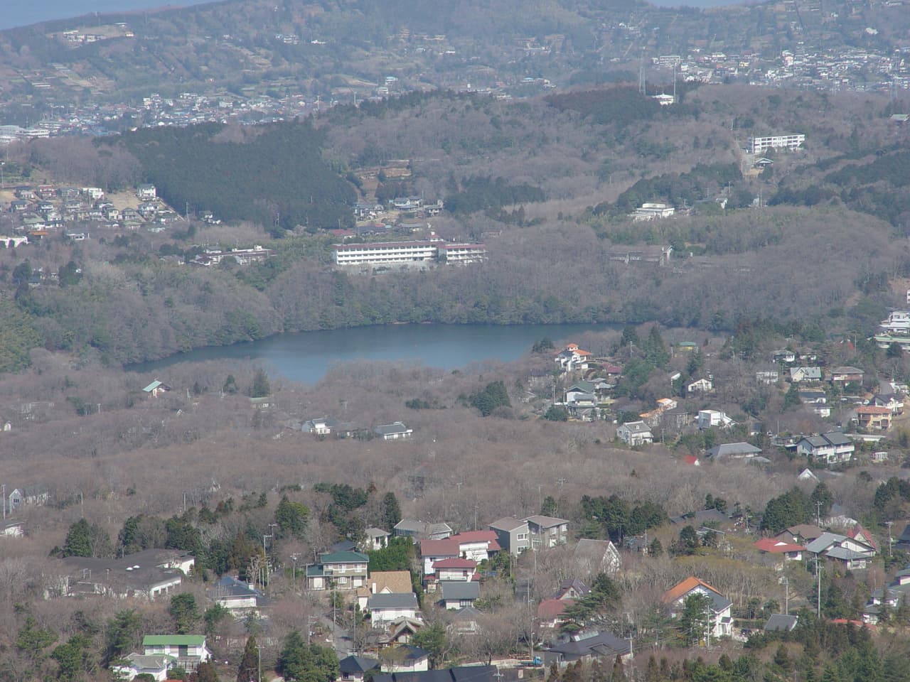 静岡県伊東市吉田の一碧湖。木々に囲まれた湖面